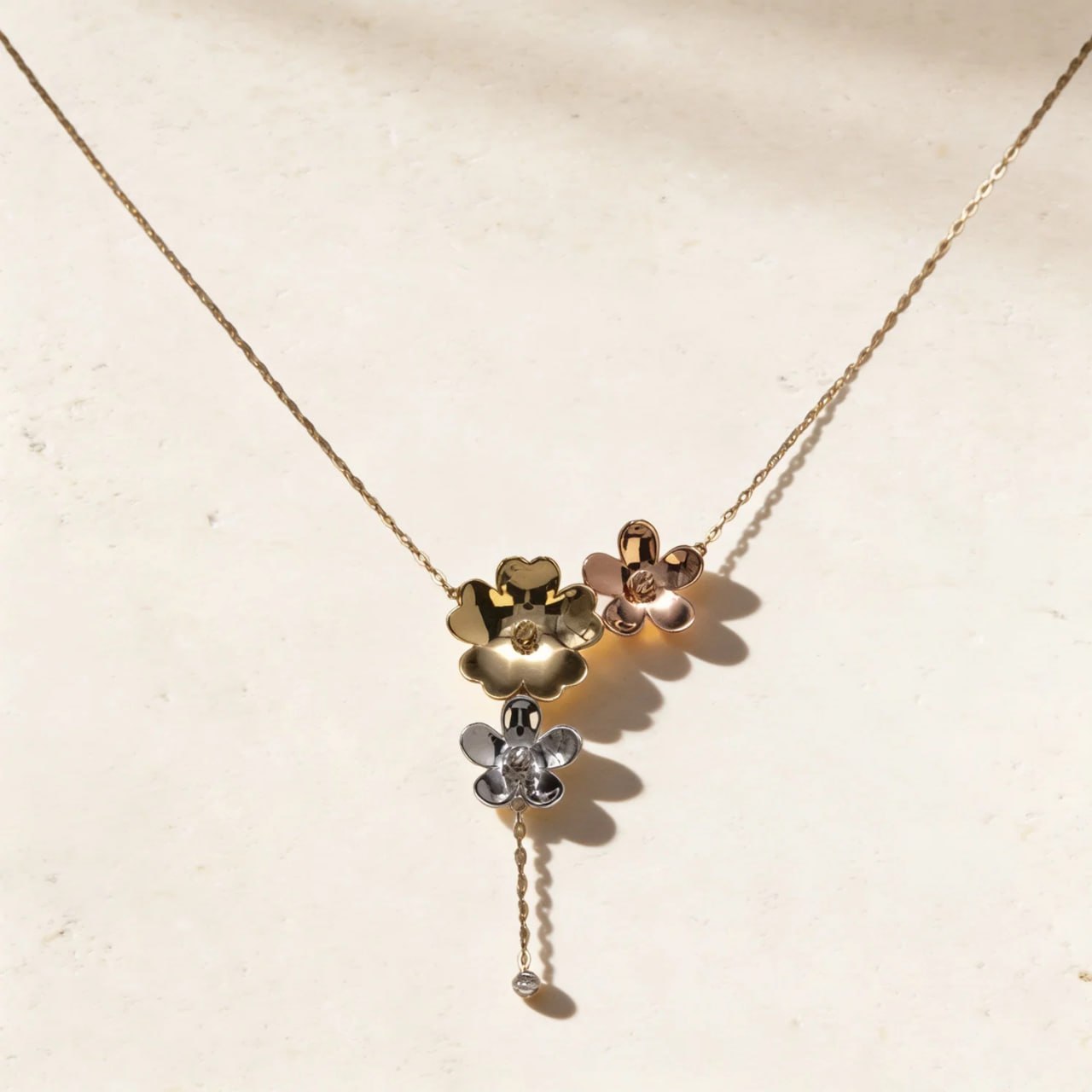 Canna Necklace in 18K Gold