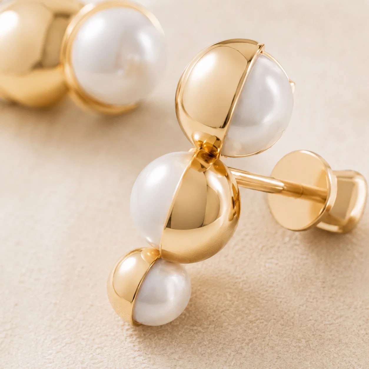 Glow Pearl Earring in 18K Yellow Gold