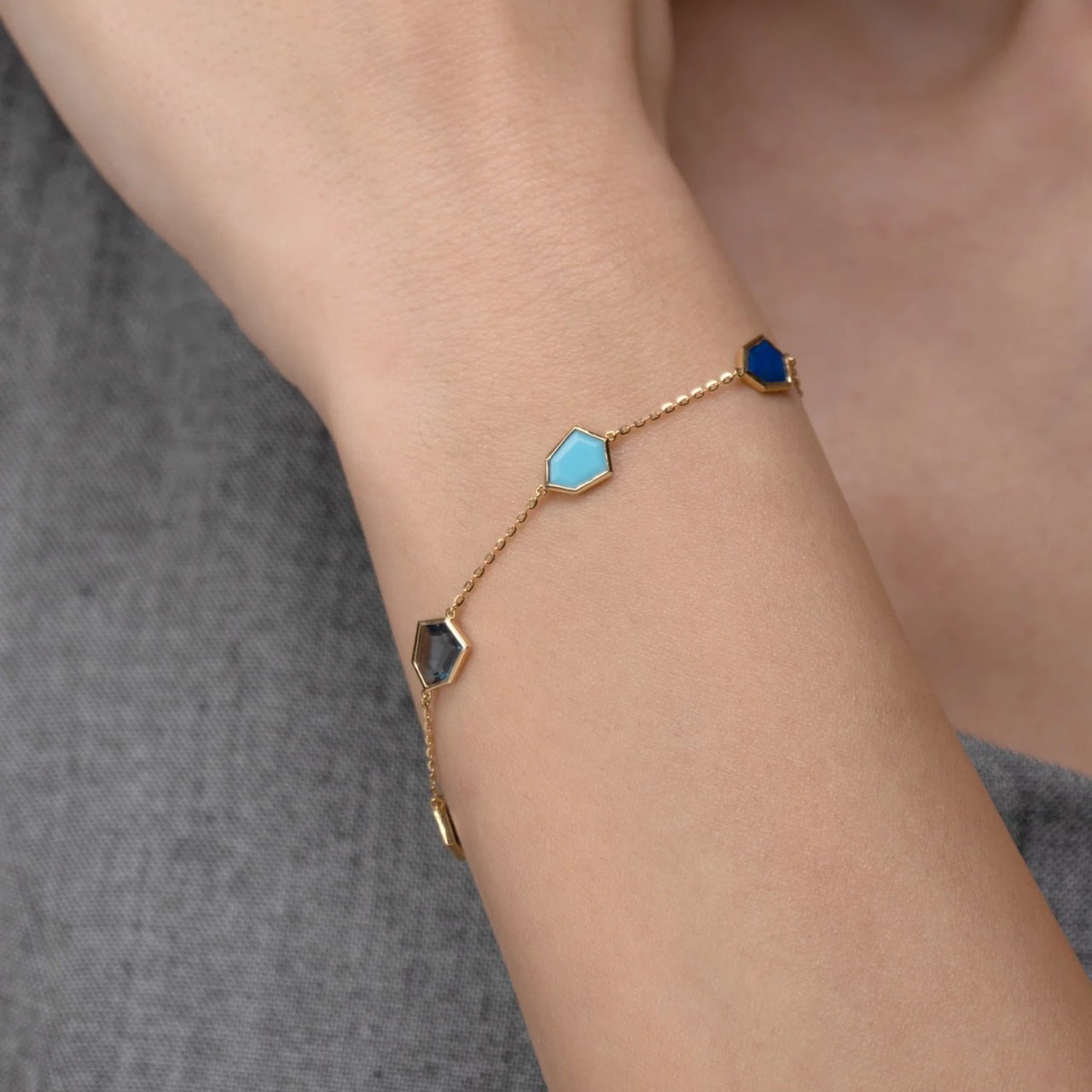 Blue Rosette Topaz Blue Bracelet in 18K Yellow Gold